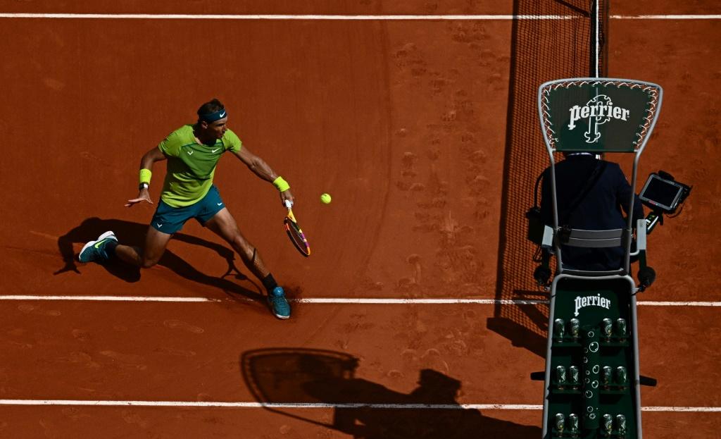 AFP

Rafael Nadal golpea una bola durante la final del torneo de Roland Garros contra el noruego Casper Ruud, el 5 de junio de 2022 en París