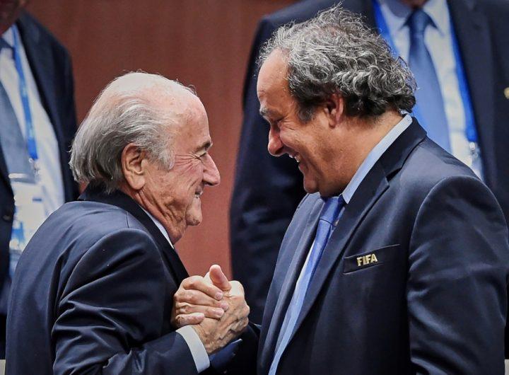 Joseph Blatter (izq) y Michel Platini se dan la mano tras la reelección del primero como presidente de la FIFA, el 29 de mayo del año 2015 en la ciudad suiza de Zúrich
