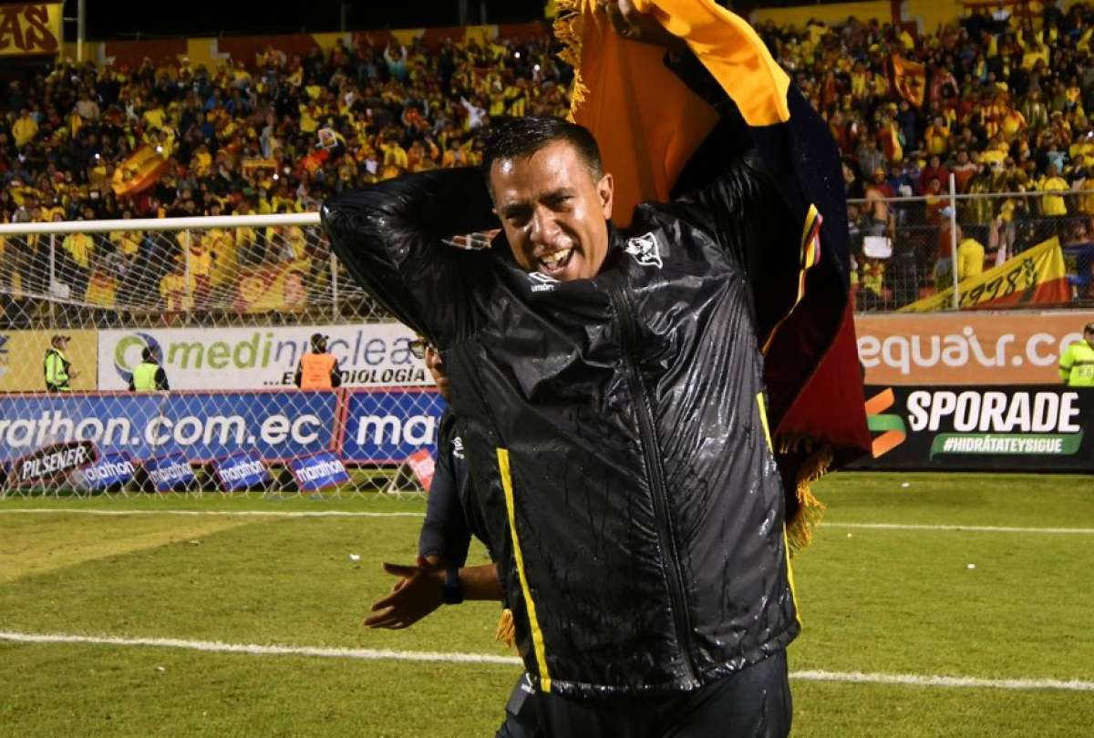 César Farías hace historia en Ecuador y sale campeón