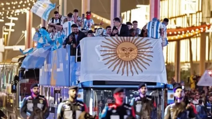 Messi y compañía se dan un baño de masas en su regreso a Argentina