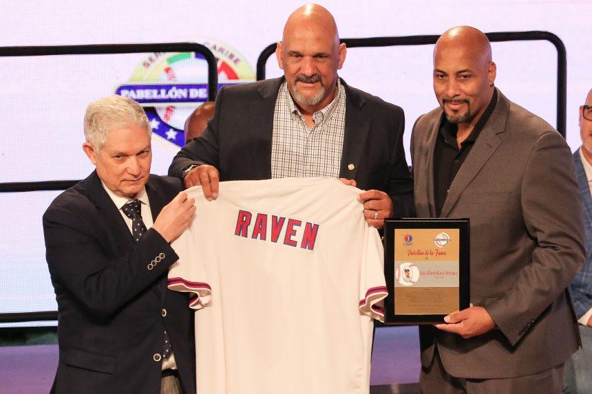 Luis Raven, bateador despiadado, se puso sentimental durante su exaltación al Pabellón de la Fama de las Series del Caribe.