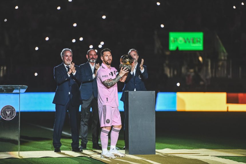 Messi celebra su 8vo balón de Oro